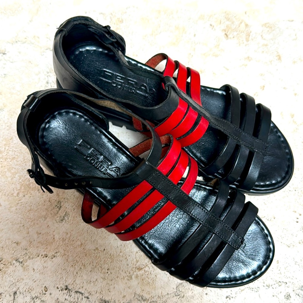 Pera Dona sandals.